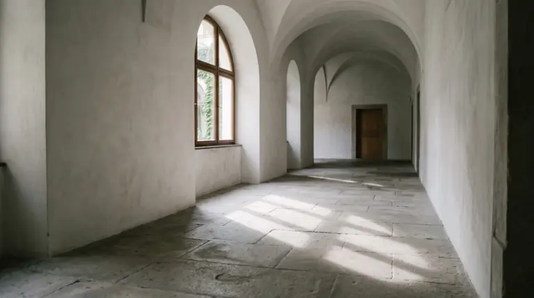 Heller, leerer Flur mit Sonnenlicht auf dem Steinboden zur Bestattungsfrist Rheinland-Pfalz.