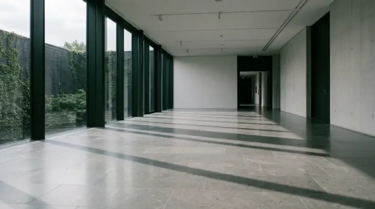 Leere Vorhalle mit langem Lichteinfall auf dem Boden zur Information über die Bestattungsfrist Thüringen.